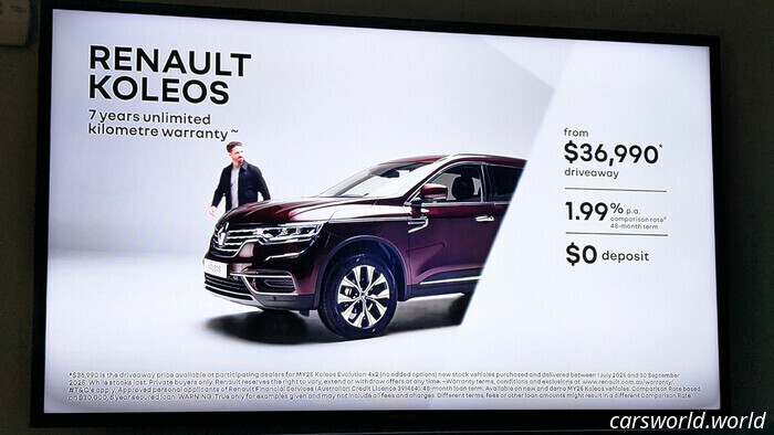 Реклама Renault, показанная во время матча «Техас Рейнджерс», с автомобилем, которого нельзя купить даже в Америке | Carscoops